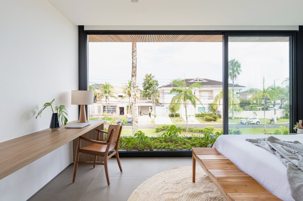 casa-praia-ares-pousada-litoral-paulista-studio-a-g-credito-monica-assam-quarto(21) Casa praia ares de pousada litoral paulista A+G Arquitetura quarto cama tapete vidro banco bancada home office