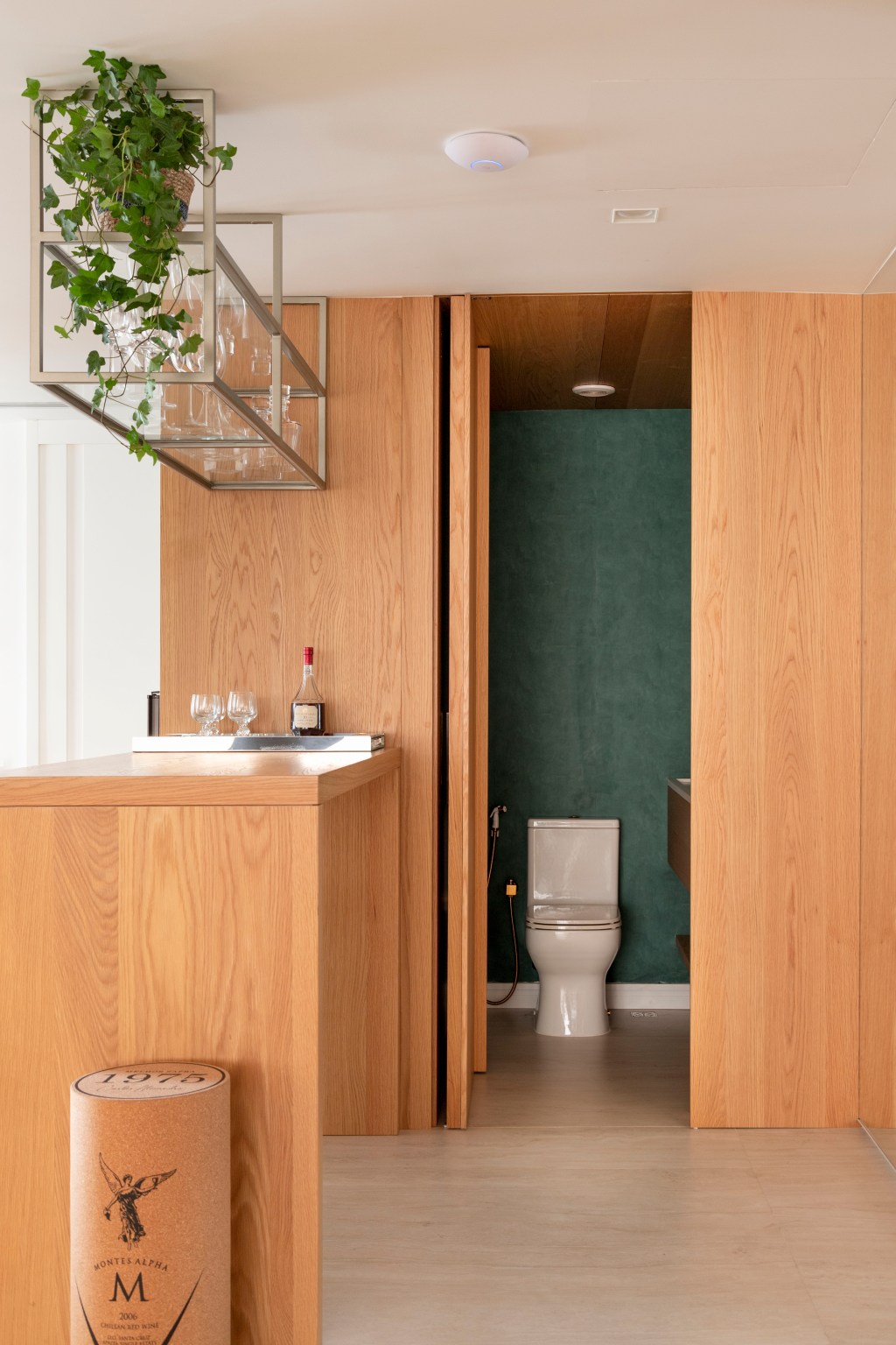 duplex-400-m2-acomodar-familia-sete-pessoas-paula-muller-credito-lilia-mendel-lavabo(15) Dúplex 400 m2 acomodar família sete pessoas Paula Müller rio de janeiro decoração sala estar lavabo marcenaria bancada