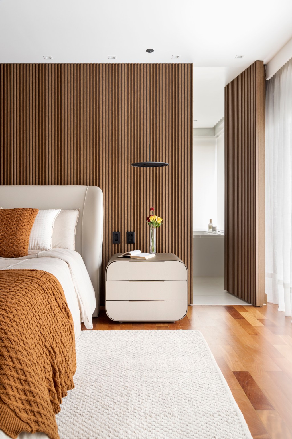 duplex-400-m2-acomodar-familia-sete-pessoas-paula-muller-credito-lilia-mendel-quarto-casal(8) Dúplex 400 m2 acomodar família sete pessoas Paula Müller rio de janeiro decoração quarto casal ripado tapete