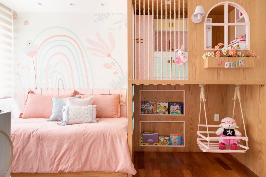 duplex-400-m2-acomodar-familia-sete-pessoas-paula-muller-credito-lilia-mendel-quarto-infantil(10) Dúplex 400 m2 acomodar família sete pessoas Paula Müller rio de janeiro decoração quarto infantil menina marcenaria cama casa boneca