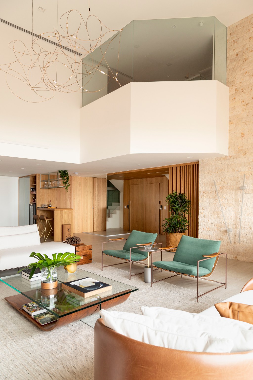 duplex-400-m2-acomodar-familia-sete-pessoas-paula-muller-credito-lilia-mendel-sala (11) Dúplex 400 m2 acomodar família sete pessoas Paula Müller rio de janeiro decoração sala estar sofa marcenaria mesa tapete quadro