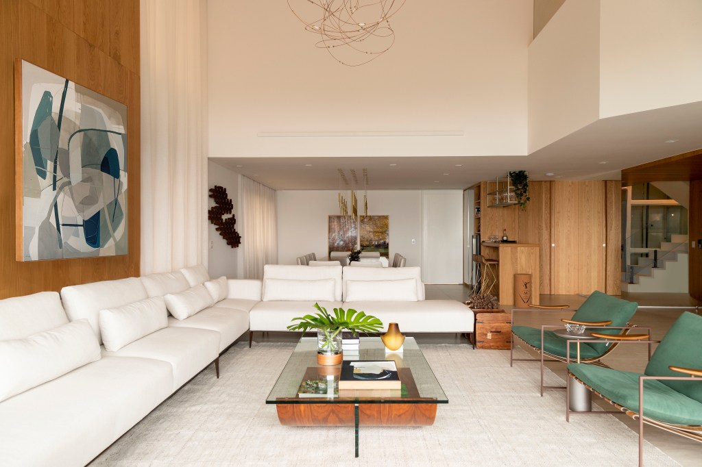 duplex-400-m2-acomodar-familia-sete-pessoas-paula-muller-credito-lilia-mendel-sala (13) Dúplex 400 m2 acomodar família sete pessoas Paula Müller rio de janeiro decoração sala estar sofa marcenaria mesa tapete quadro