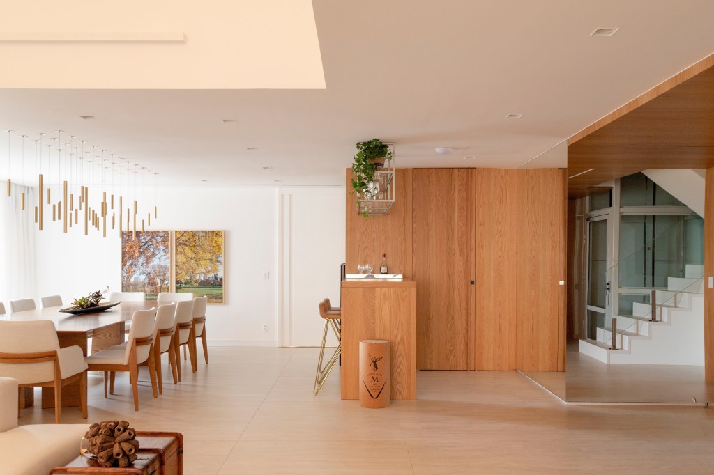 duplex-400-m2-acomodar-familia-sete-pessoas-paula-muller-credito-lilia-mendel-sala (7) Dúplex 400 m2 acomodar família sete pessoas Paula Müller rio de janeiro decoração sala jantar mesa cadeira luminaria escada bar bancada