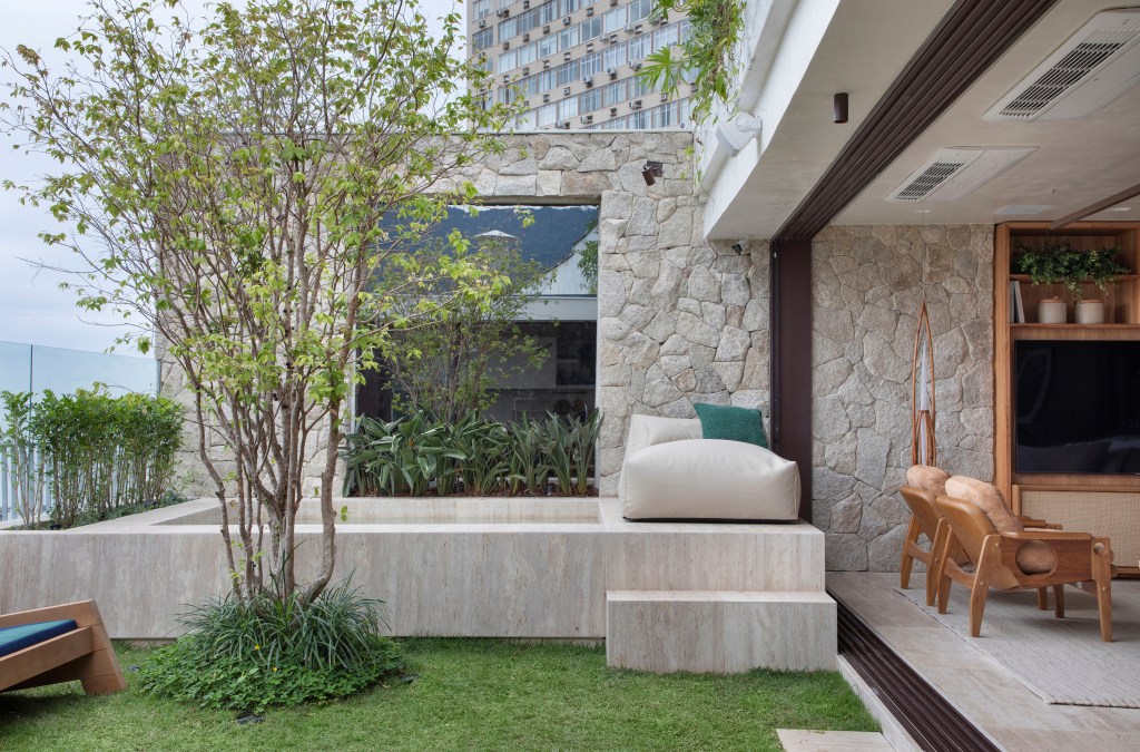 duplex-espaco-gourmetpergolado-jardim-grama-piscina-escala-arquitetura-mca-estudio-jardim (2) Dúplex espaço gourmet pergolado jardim grama piscina Escala Arquitetura decoracao Rio de Janeiro jardim pedra piscina varanda madeira