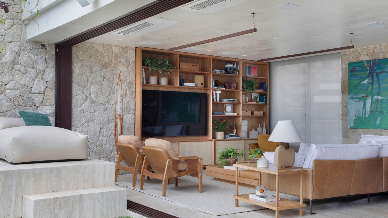 Dúplex espaço gourmet pergolado jardim grama piscina Escala Arquitetura decoracao Rio de Janeiro sala tv madeira marcenaria quadro varanda