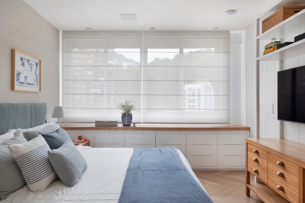 duplex-espaco-gourmetpergolado-jardim-grama-piscina-escala-arquitetura-mca-estudio-quarto(23) Dúplex espaço gourmet pergolado jardim grama piscina Escala Arquitetura decoracao Rio de Janeiro quarto de casal cabeceira azul cortina cama tv