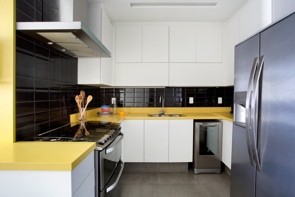 integracao-vigas-aparentes-ape-vista-mar-ketlein-amorin-mca-estudio-cozinha7 integracao ape apartamento vigas aparentes vista mar ketlein amorin rio de janeiro cozinha bancada mostarda preto