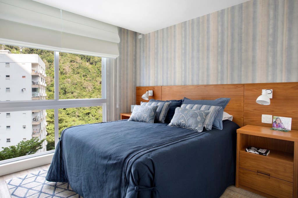integracao-vigas-aparentes-ape-vista-mar-ketlein-amorin-mca-estudio-quarto-casal(9) integracao ape apartamento vigas aparentes vista mar ketlein amorin rio de janeiro quarto suite casal cabeceira cama madeira
