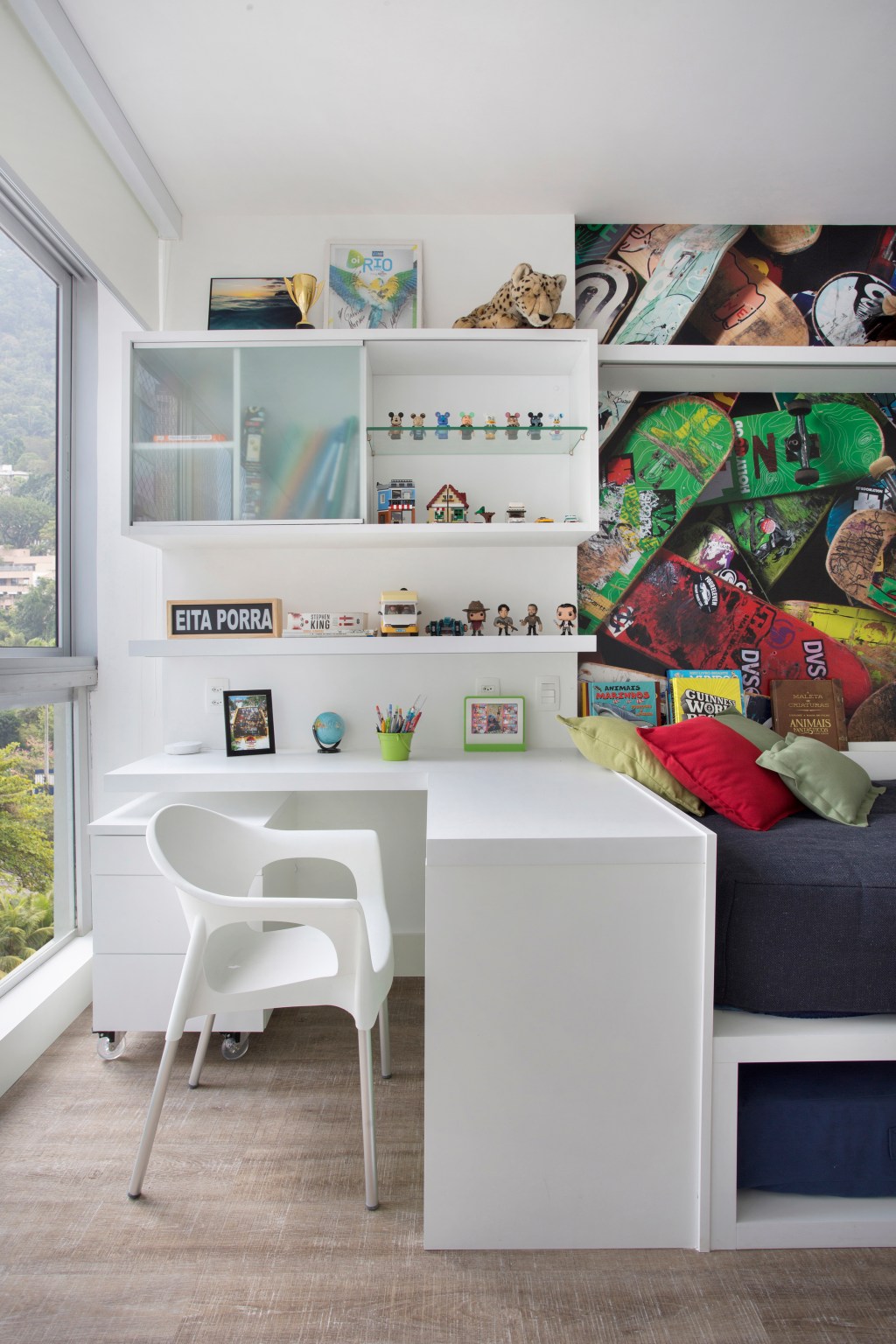 integracao-vigas-aparentes-ape-vista-mar-ketlein-amorin-mca-estudio-quarto-filho integracao ape apartamento vigas aparentes vista mar ketlein amorin rio de janeiro quarto adolescente cama futon azul papel de parede escrivaninha