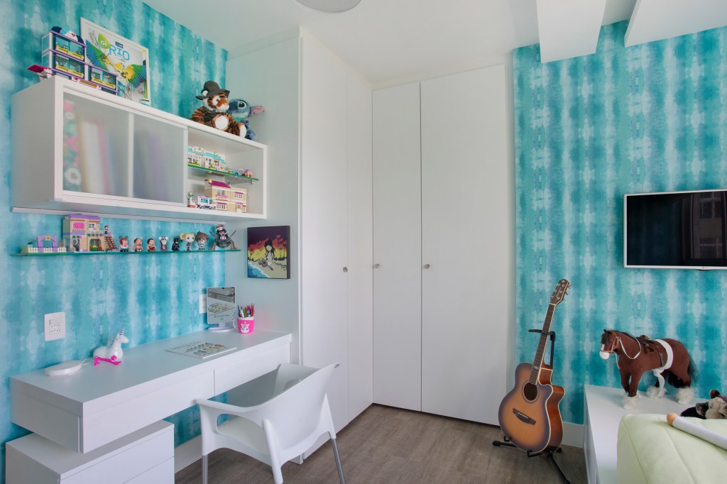 integracao-vigas-aparentes-ape-vista-mar-ketlein-amorin-mca-estudio-quarto-filho integracao ape apartamento vigas aparentes vista mar ketlein amorin rio de janeiro quarto adolescente escrivaninha azul papel de parede tv