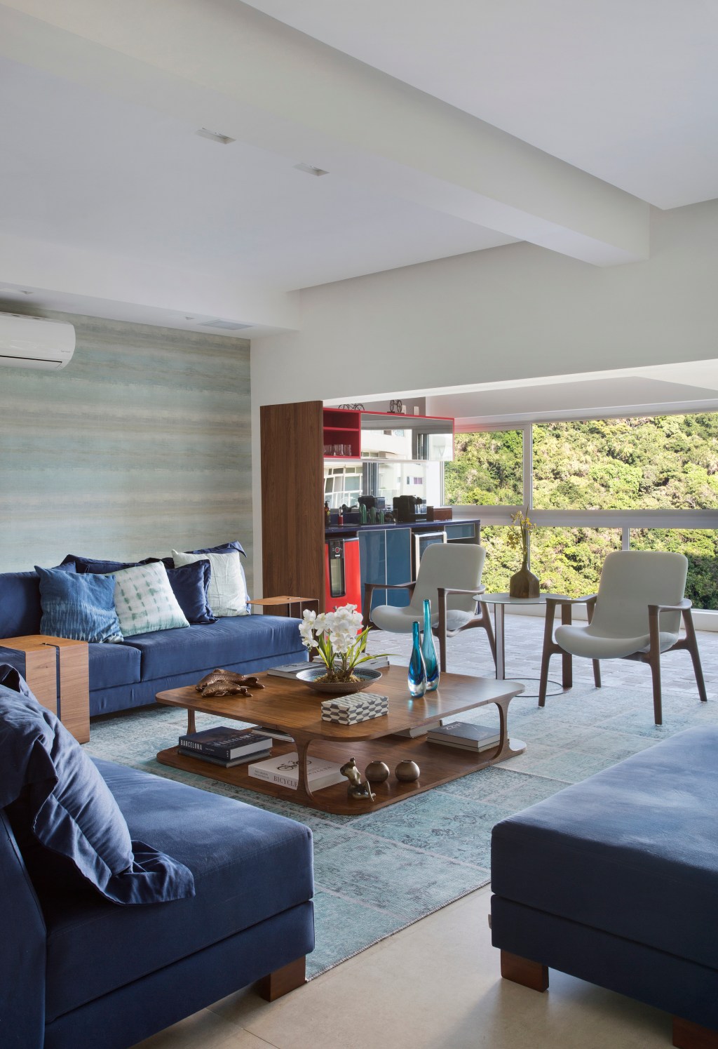 integracao-vigas-aparentes-ape-vista-mar-ketlein-amorin-mca-estudio-sala integracao ape apartamento vigas aparentes vista mar ketlein amorin rio de janeiro sala estar mesa tapete sofa varanda