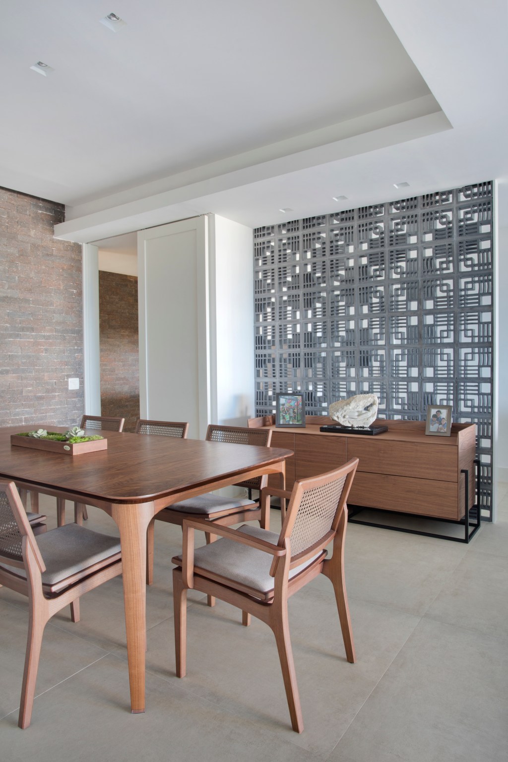 integracao-vigas-aparentes-ape-vista-mar-ketlein-amorin-mca-estudio-sala-jantar-cobogo-4 integracao ape apartamento vigas aparentes vista mar ketlein amorin rio de janeiro sala jantar mesa cadeira cobogo