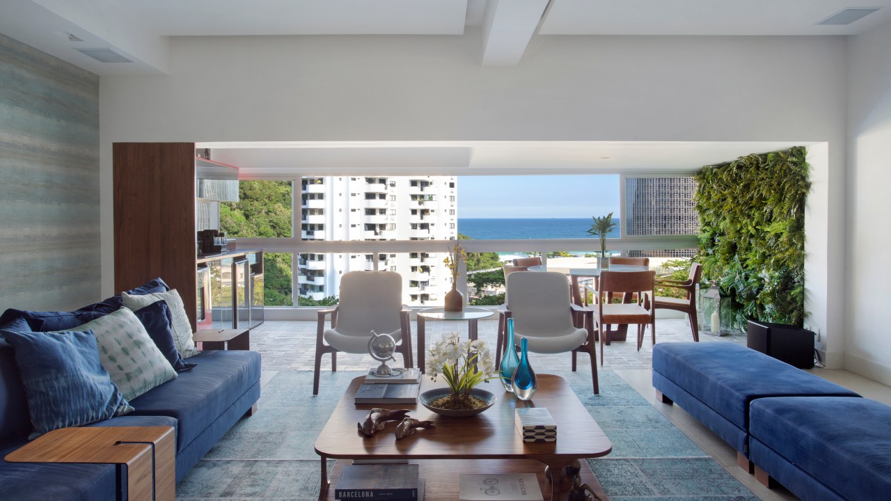 integracao ape apartamento vigas aparentes vista mar ketlein amorin rio de janeiro sala estar sofa tapete varanda jardim vertical