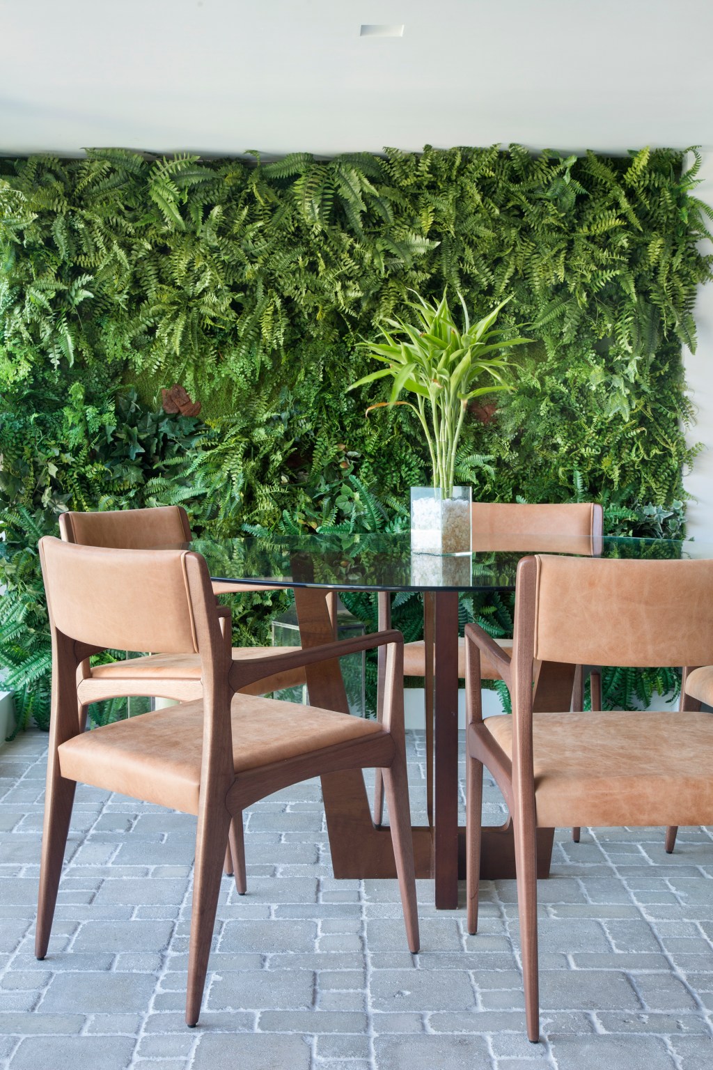 integracao-vigas-aparentes-ape-vista-mar-ketlein-amorin-mca-estudio-varanda-jardim-vertical integracao ape apartamento vigas aparentes vista mar ketlein amorin rio de janeiro varanda mesa cadeira jardim vertical