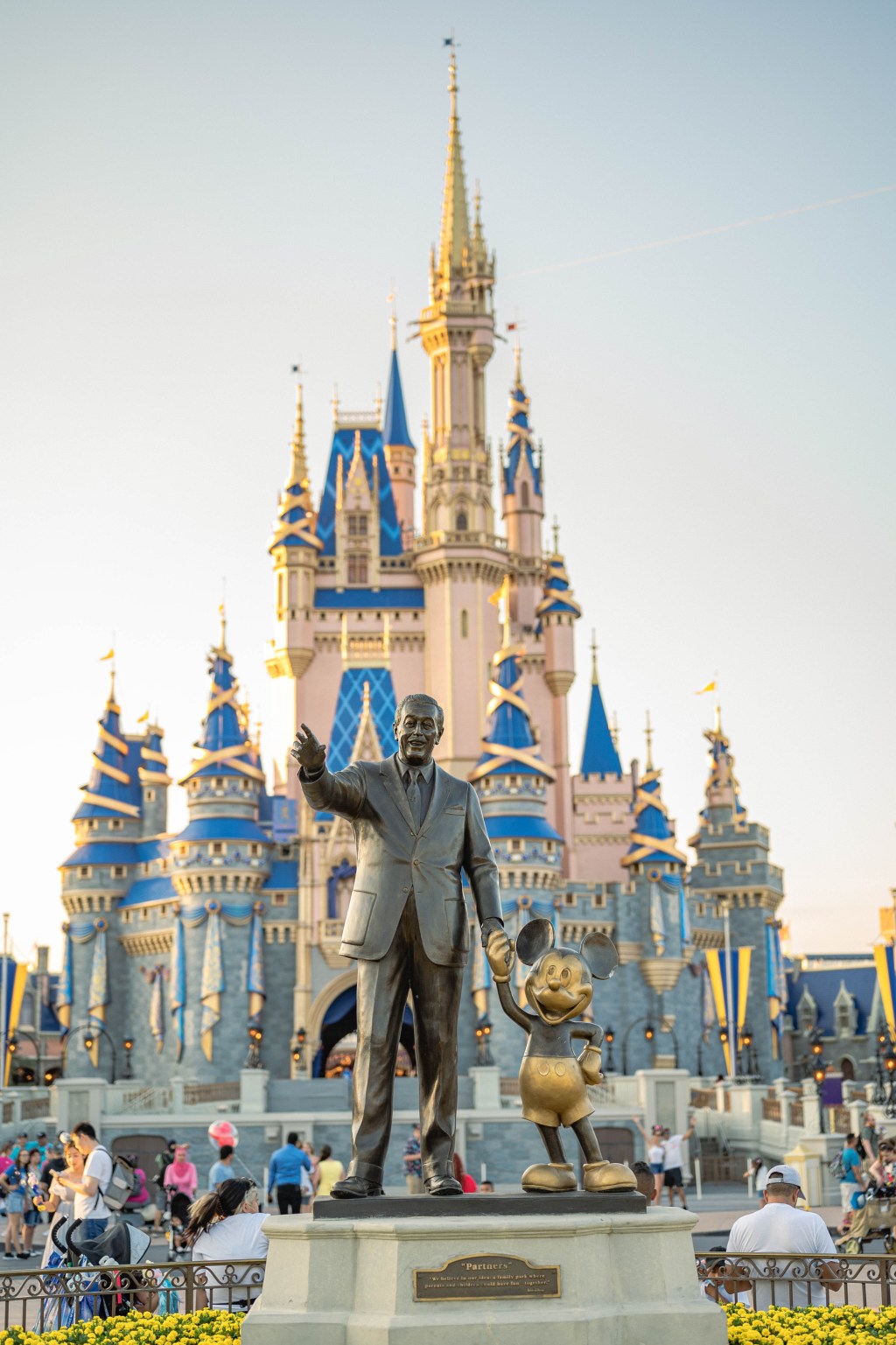 pexels-david-guerrero-8184000 Estátua do Walt Disney de mãos dadas com o Mickey no parque Magic Kingdom em Orlando, EUA;
