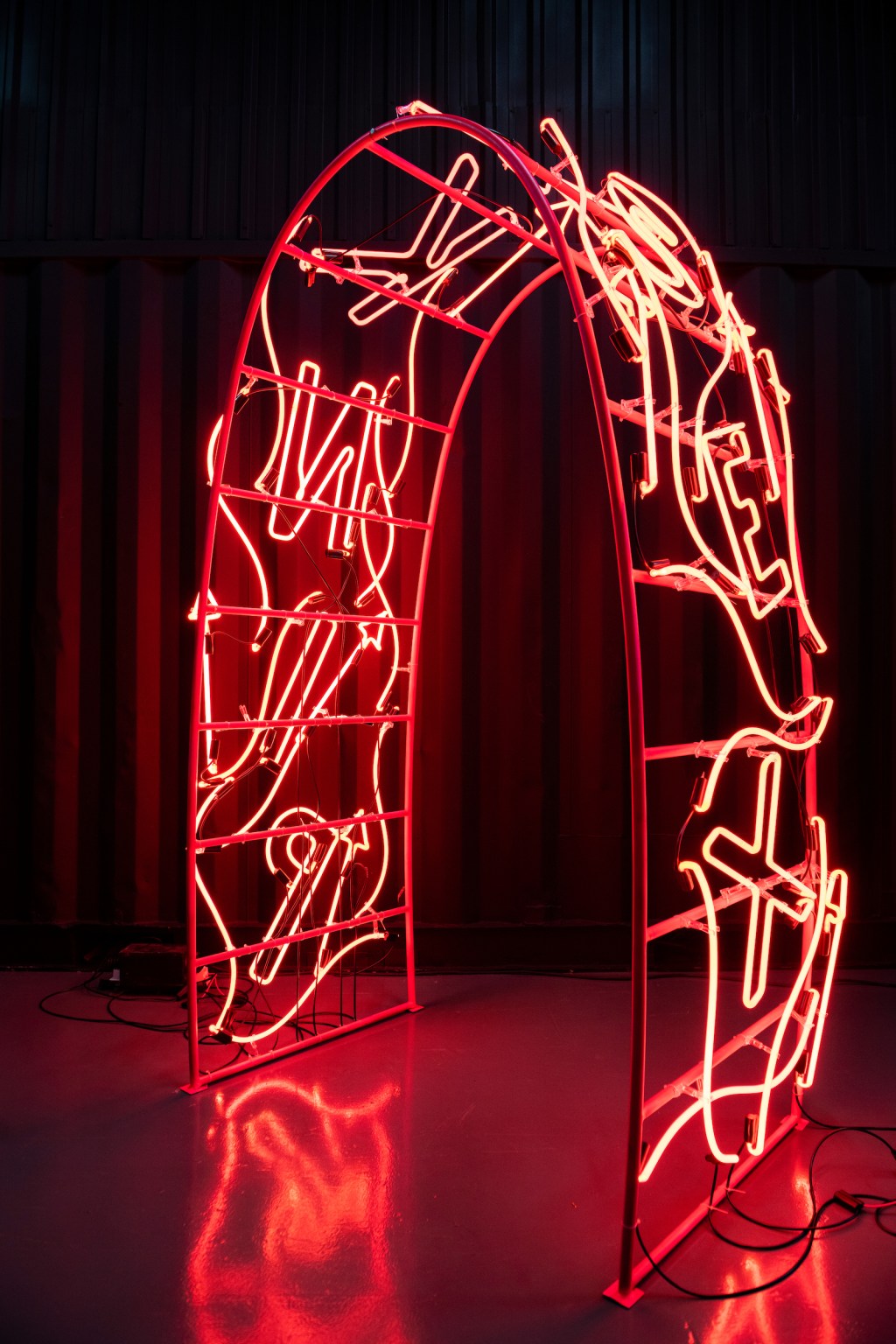 FuoriSalone 2023: Alê Jordão homenageia Carlo Molino com instalação neon