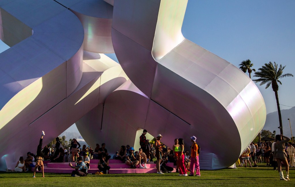 39872867-4959-495c-accf-4de0b8bd0a40-20230414_CoachellaArtInstallations_012 Coachella 2023: conheça as instalações de arte que preenchem o festival