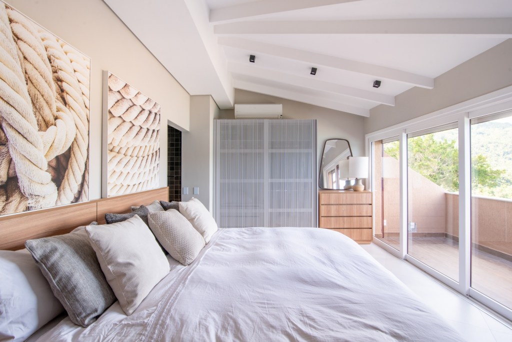 Julia Herman fotografia-264 Apartamento de 180 m² em Tabatinga, São Paulo, assinado por Sabrina Salles, utiliza cozinha colorida e varanda com vista pro mar.