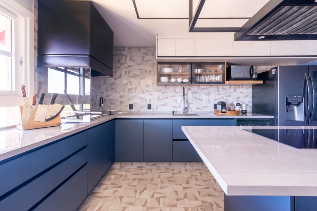 Julia Herman fotografia-76 Apartamento de 180 m² em Tabatinga, São Paulo, assinado por Sabrina Salles, utiliza cozinha colorida e varanda com vista pro mar.