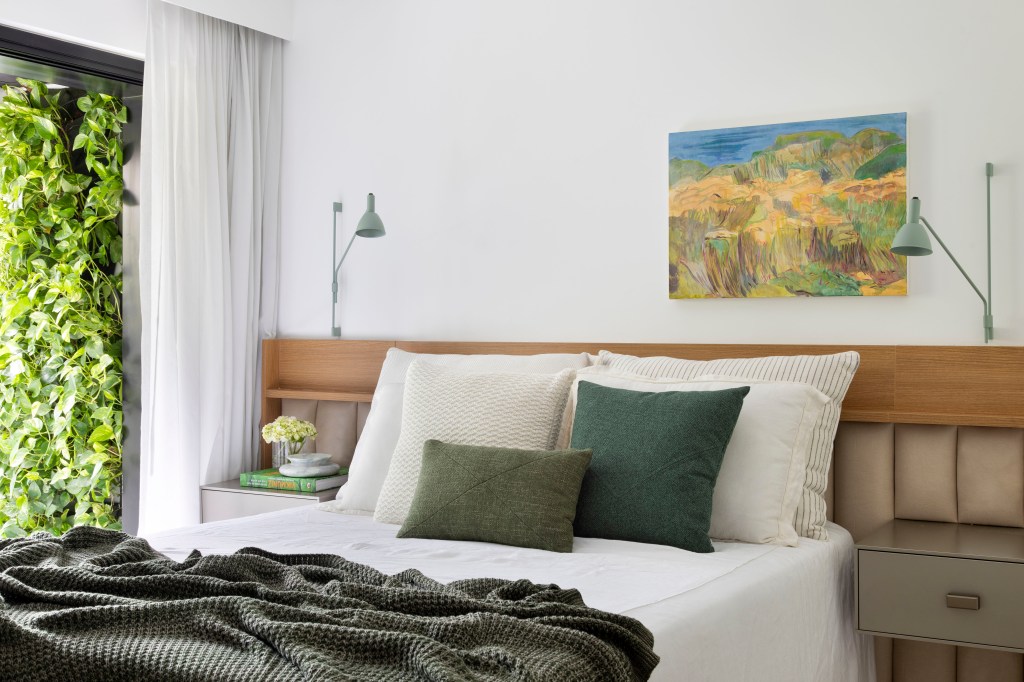 apartamento-210-m2-decor-contemporaneo-despojado-toques-industriais (10) Apartamento 210 m2 décor contemporâneo despojado toques industriais João Panaggio decoração quarto cama quadro jardim vertical cabeceira