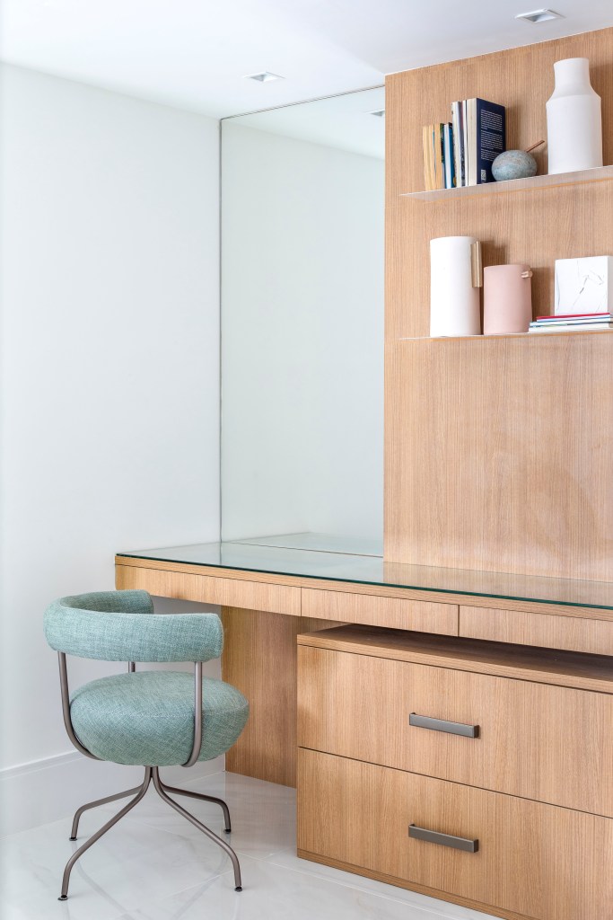 Apartamento 210 m2 décor contemporâneo despojado toques industriais João Panaggio decoração quarto penteadeira espelho cadeira