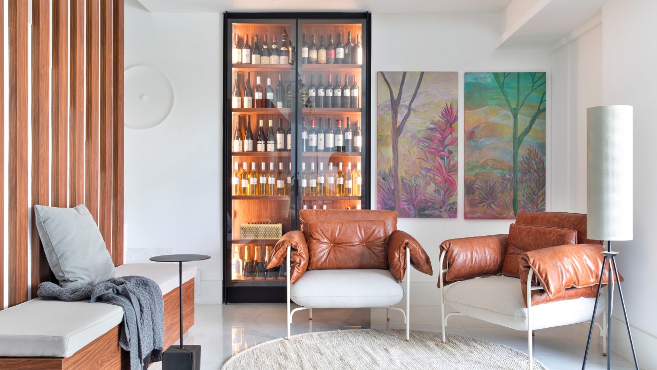 Apartamento 210 m2 décor contemporâneo despojado toques industriais João Panaggio decoração sala adega brise poltrona tapete mesa madeira