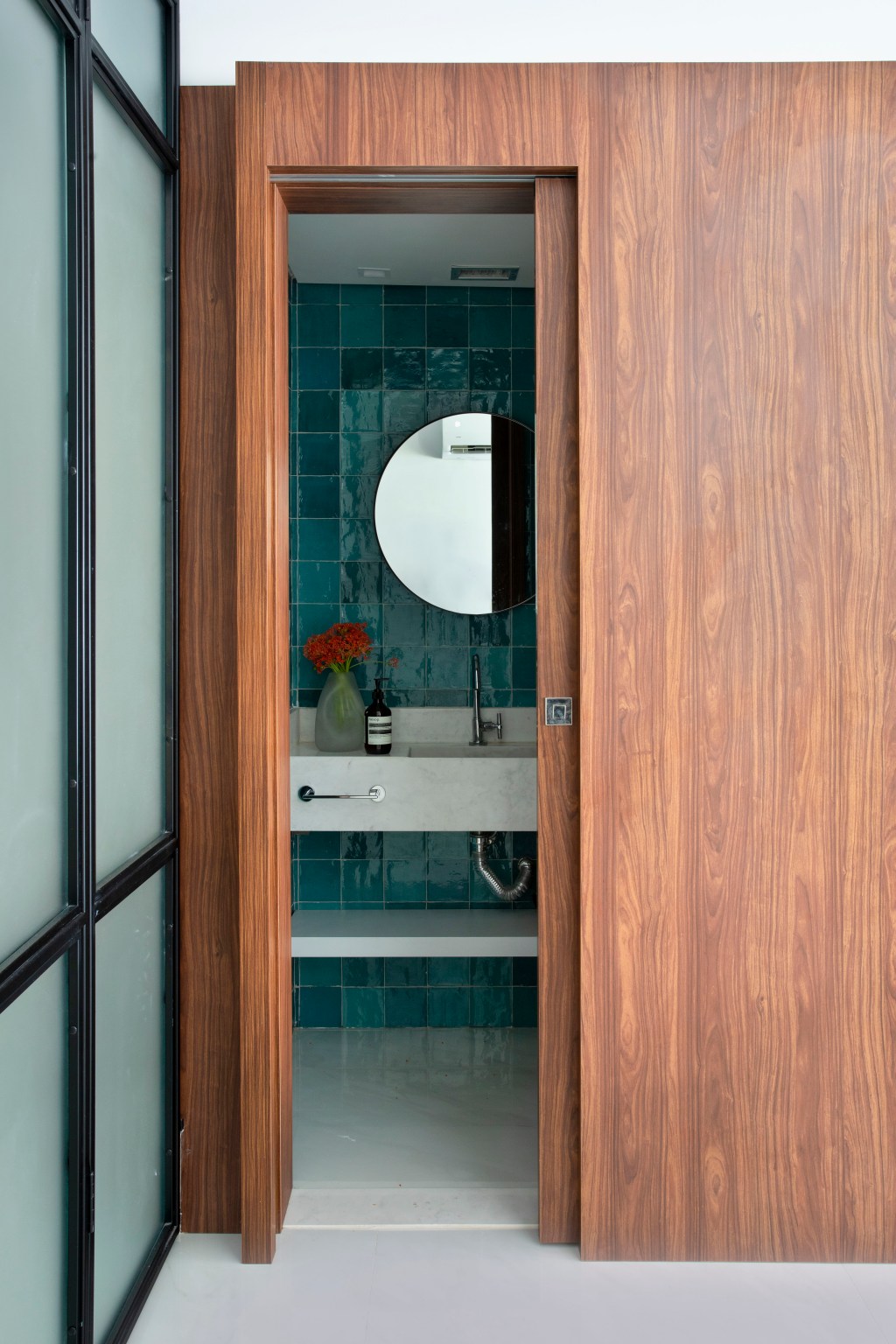 Apartamento 210 m2 décor contemporâneo despojado toques industriais João Panaggio decoração lavabo painel madeira espelho