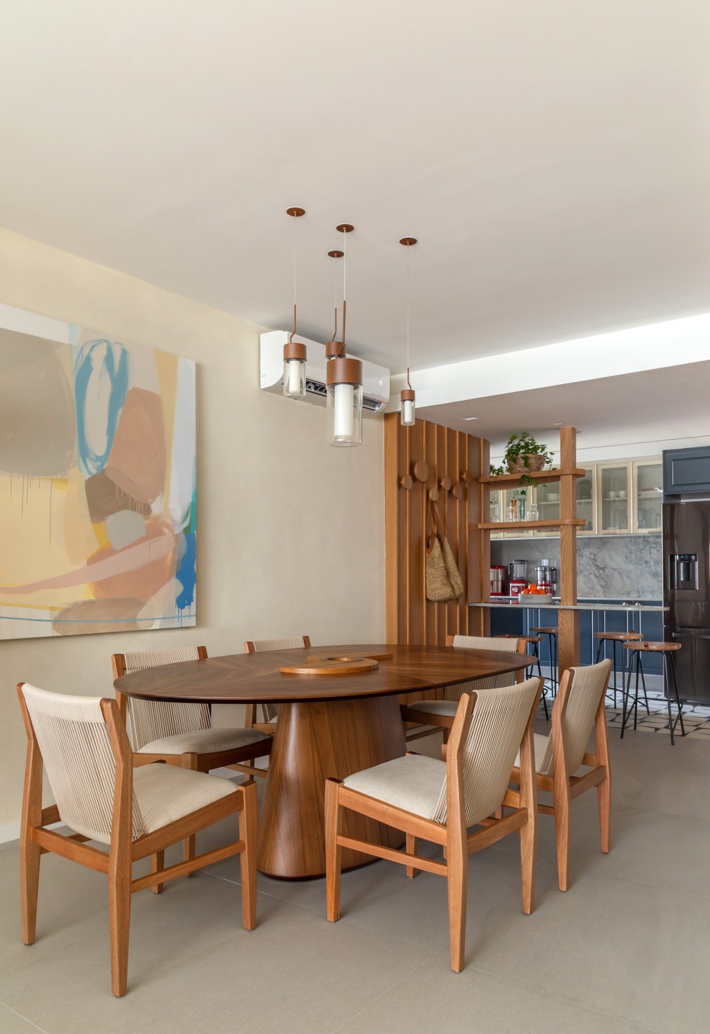 ape-100-m2-cozinha-retro-home-office-escondido-kelly-figueiredo-credito-luiza-schreier (10) Apê 110 m2 cozinha retrô home office escondido Kelly Figueiredo decoracao apartamento cozinha sala de jantar mesa quadro madeira
