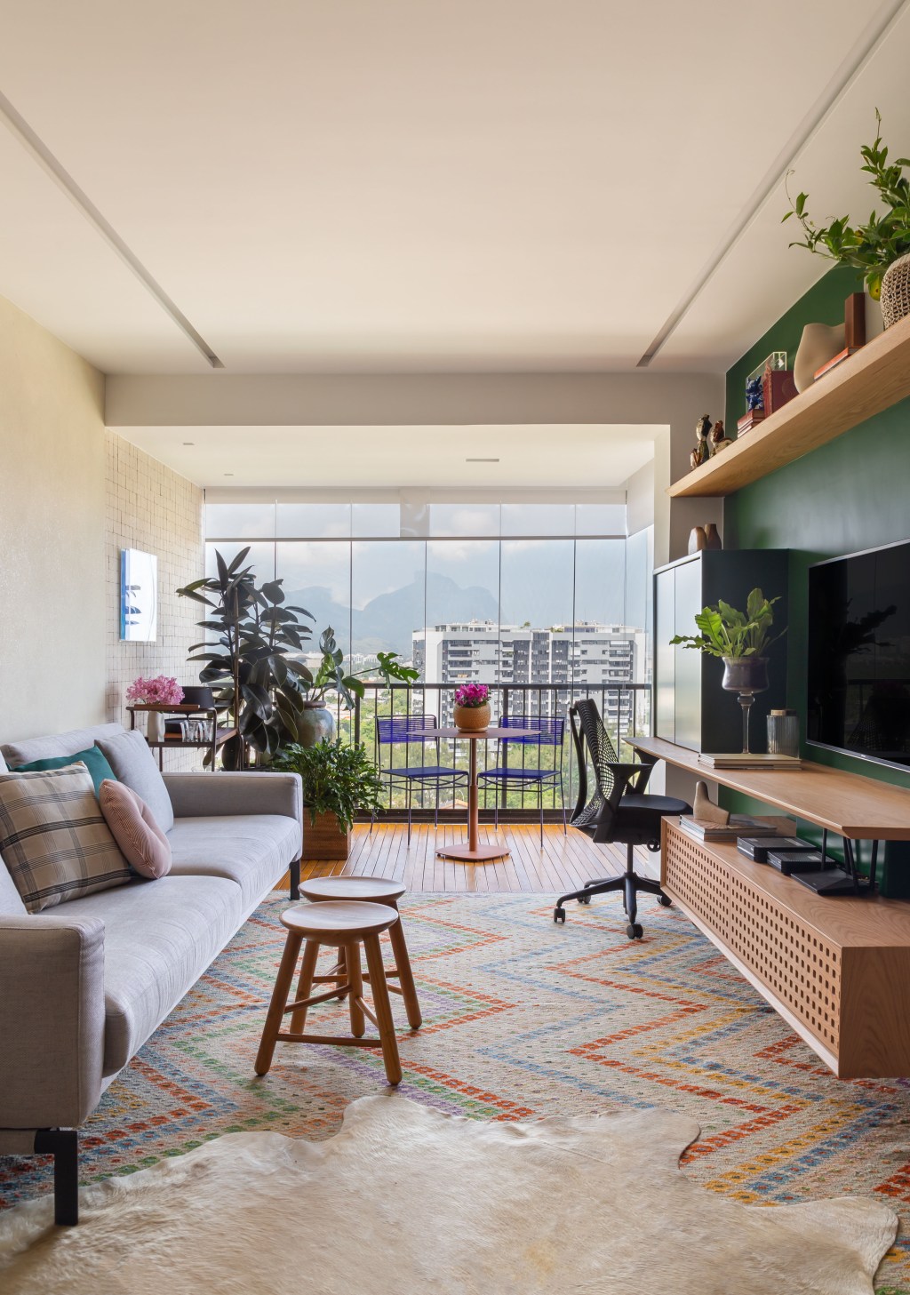 ape-110-m2-cozinha-retro-home-office-escondido-kelly-figueiredo-credito-luiza-schreier (3) Apê 110 m2 cozinha retrô home office escondido Kelly Figueiredo decoracao apartamento sala varanda tv tapete sofa