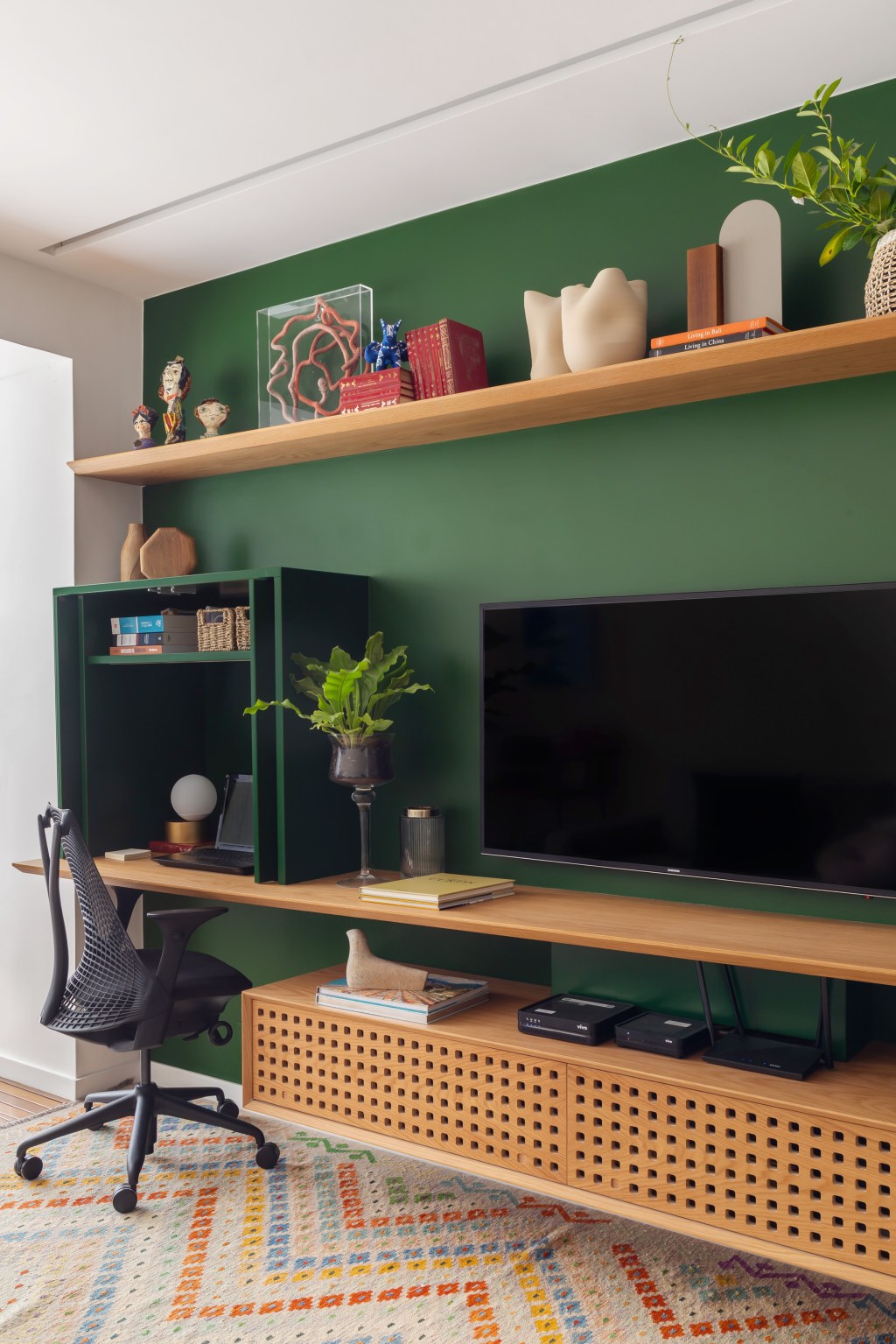 ape-100-m2-cozinha-retro-home-office-escondido-kelly-figueiredo-credito-luiza-schreier (8) Apê 110 m2 cozinha retrô home office escondido Kelly Figueiredo decoracao apartamento verde tapete tv marcenaria
