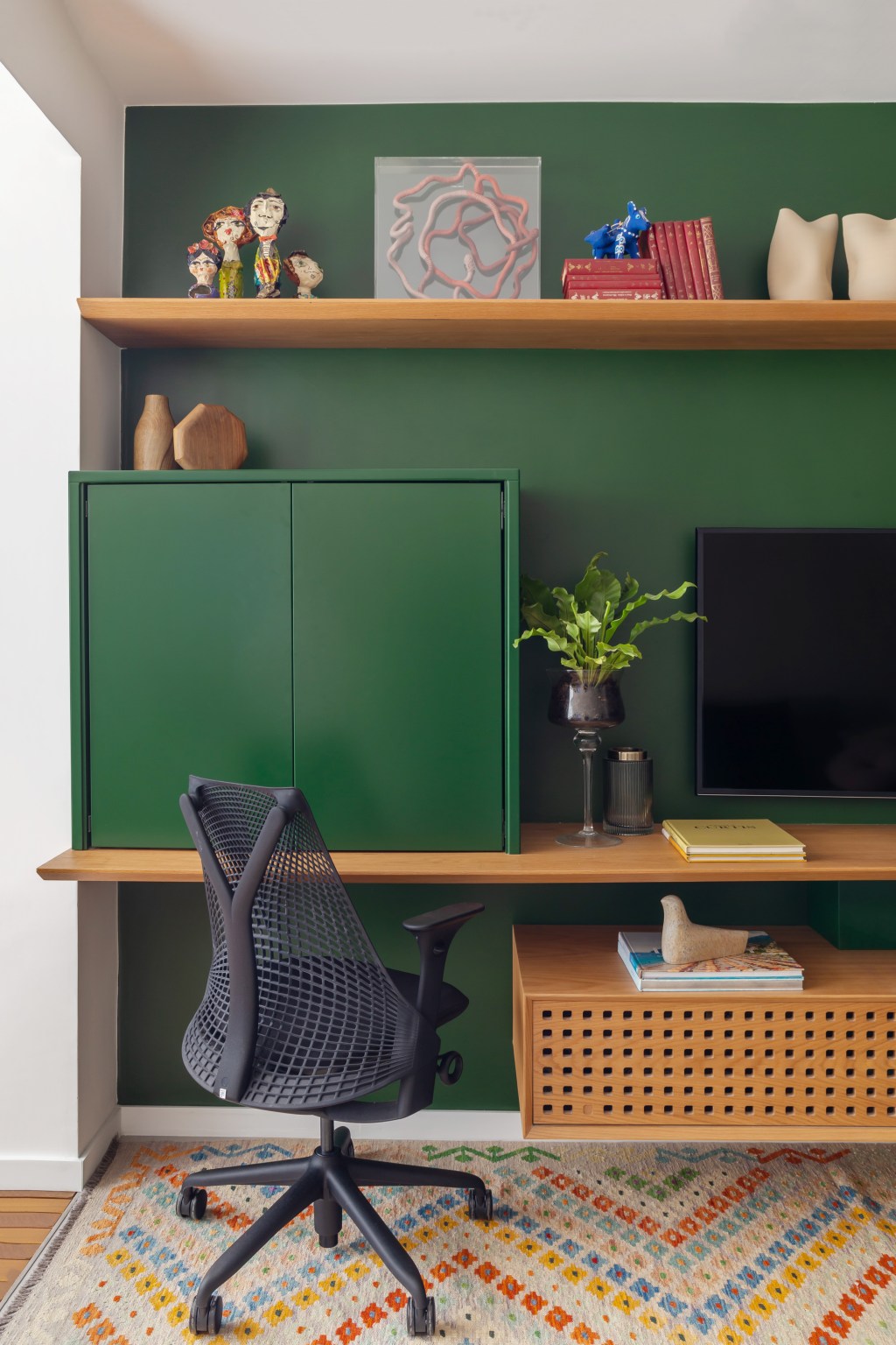 ape-100-m2-cozinha-retro-home-office-escondido-kelly-figueiredo-credito-luiza-schreier (9) Apê 110 m2 cozinha retrô home office escondido Kelly Figueiredo decoracao apartamento verde tapete tv marcenaria