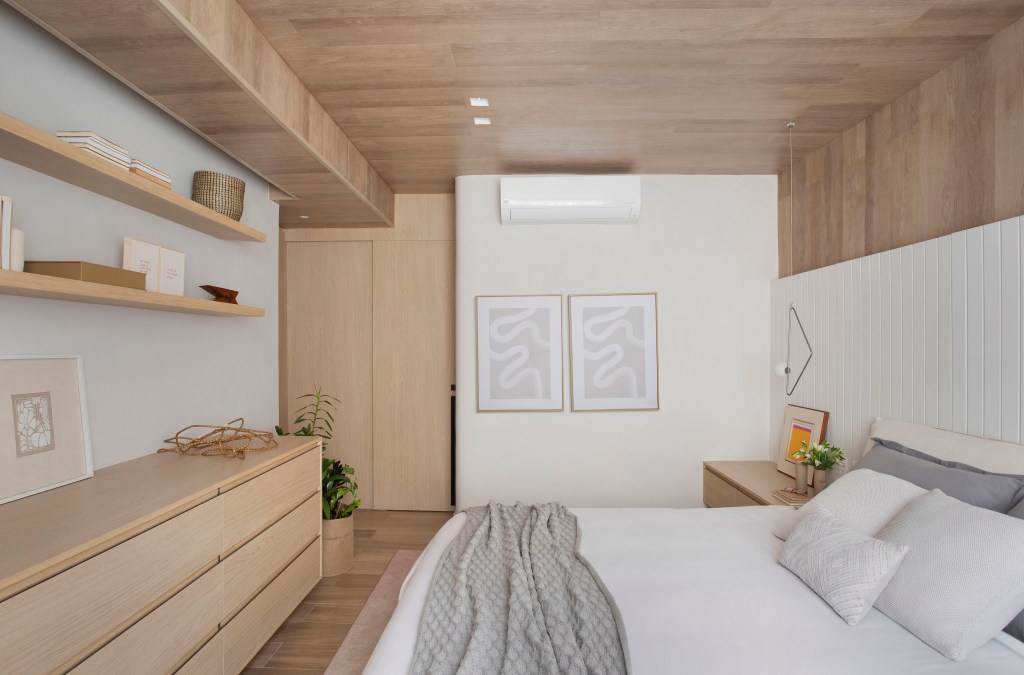 ape-160-m2-cara-casa-paleta-verde-rosa-neons (16) Apê 160 m2 cara de casa paleta verde rosa néons up3 arquitetura decoração quarto cama madeira marcenaria cabeceira quadro