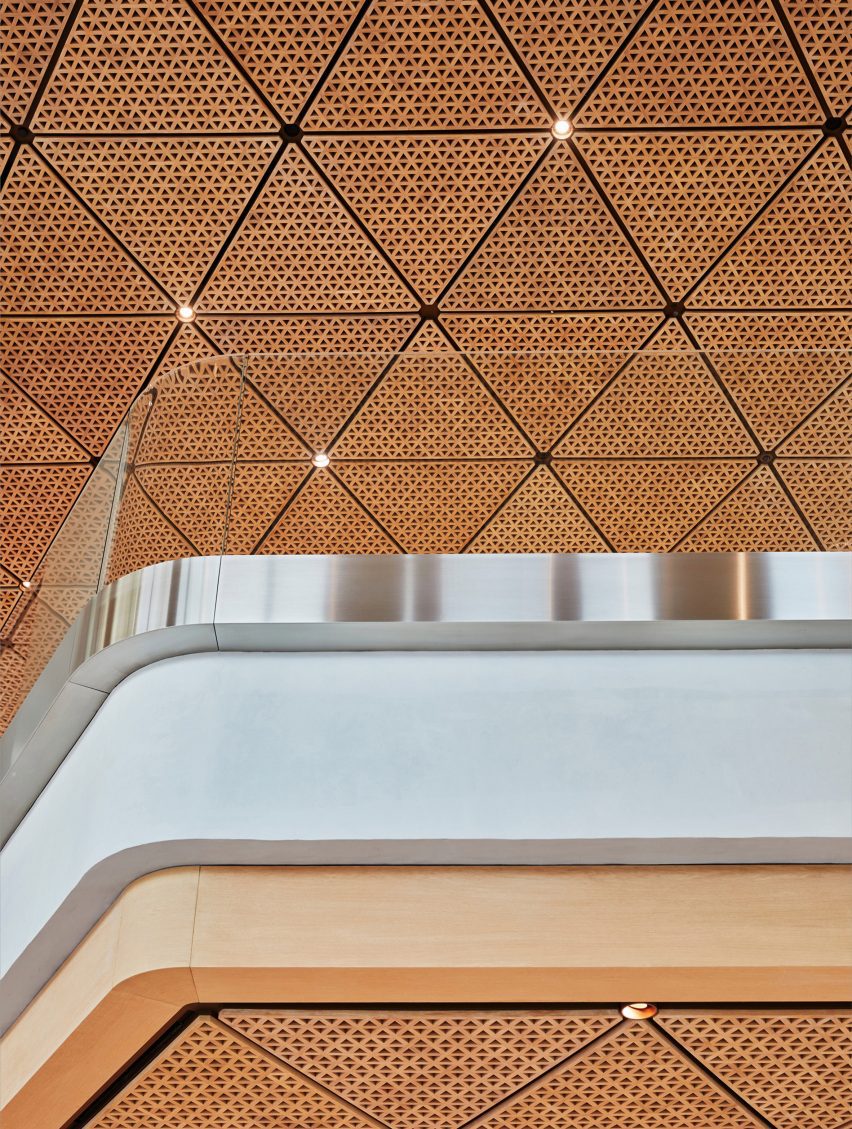 apple-store-mumbai-foster-partners-india_dezeen_2364_col_0-852×1129 Primeira loja da Apple na Índia apresenta design moderno que estimula os sentidos