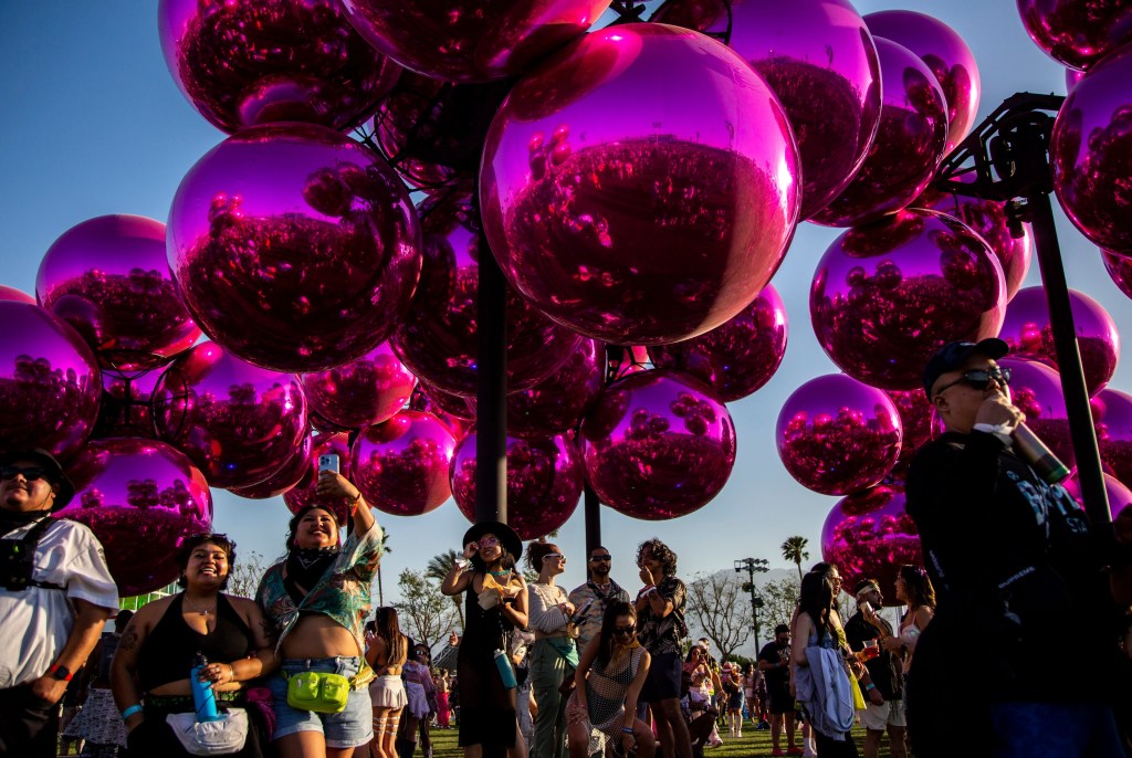 c0cb547b-27ad-4a5a-aff4-493f8a00434c-20230414_CoachellaArtInstallations_004 Coachella 2023: conheça as instalações de arte que preenchem o festival