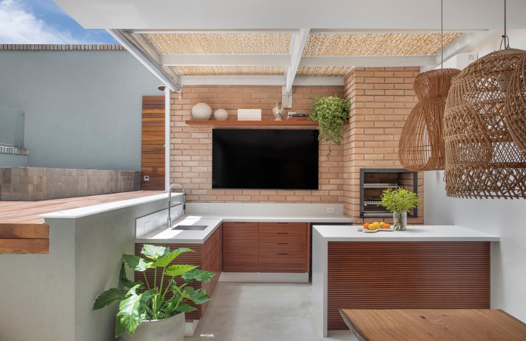 casa-fachada-tijolinhos-ampla-area-receber-convidados (12) Casa fachada tijolinhos ampla área receber convidados Brise Arquitetura decoracao espaço gourmet tv churrasqueira bancada piscina