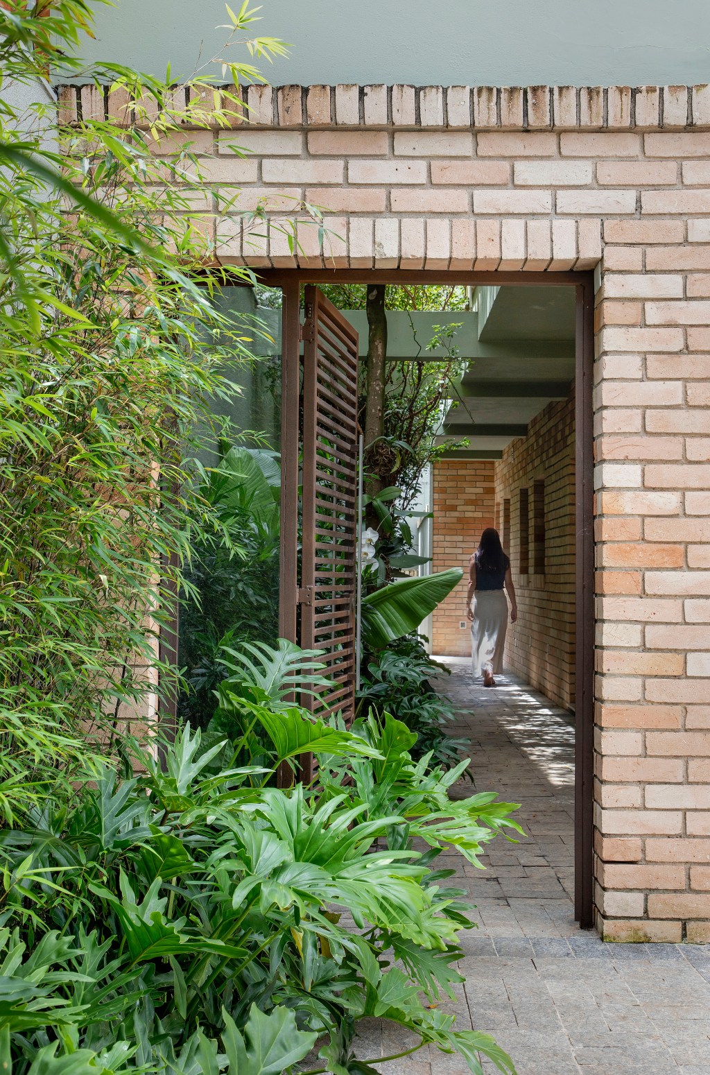 Casa fachada tijolinhos ampla área receber convidados Brise Arquitetura decoracao fachada tijolinho jardim