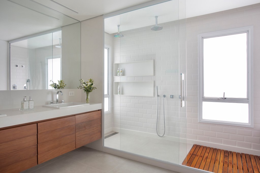 Casa fachada tijolinhos ampla área receber convidados Brise Arquitetura decoracao banheiro branco madeira chuveiro espelho
