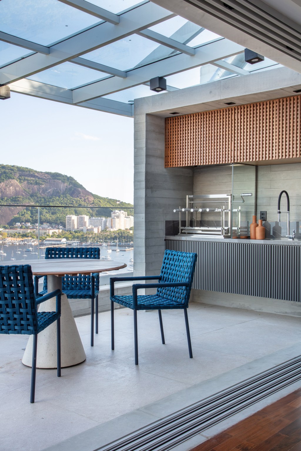 Cobertura 320 m2 vista tirar folêgo Pão de Açúcar Studio Plano Arquitetura decoração varanda churrasqueira gourmet mesa cadeira