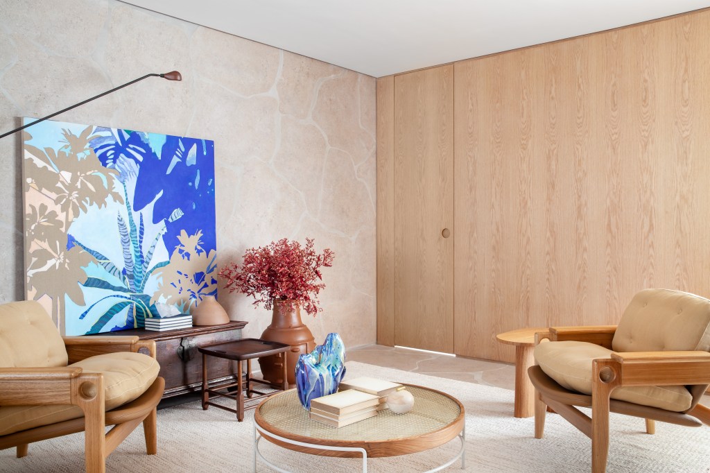 Madeira muxarabi plantas aconchego cobertura Très Arquitetura decoração madeira sala living marcenaria cadeira quadro