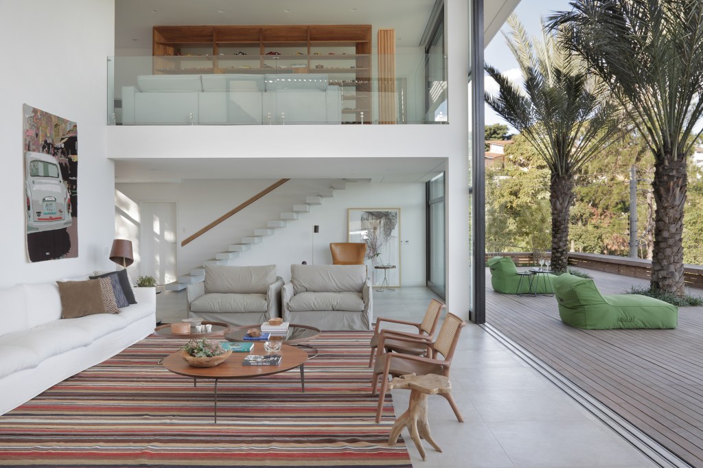 parede-pedra-integra-interno-externo-casa-campo-otto-felix-credito-mca-sala(20) Parede pedra integra interno externo casa de campo. Otto Felix arquitetura decoração sala vidro deque madeira estar jardim