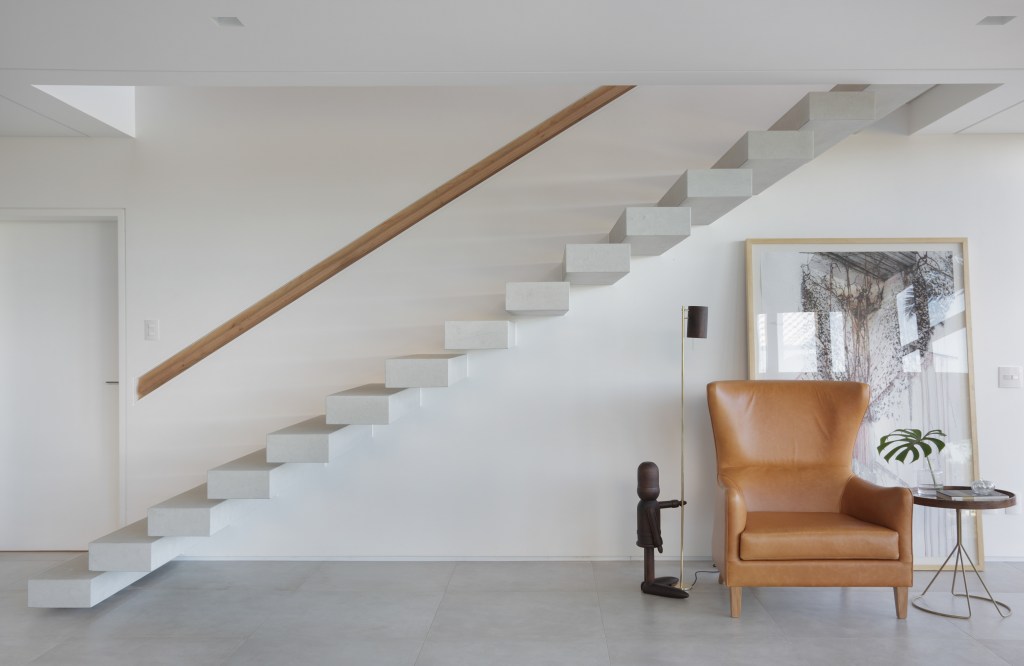 parede-pedra-integra-interno-externo-casa-campo-otto-felix-credito-mca-sala(33) Parede pedra integra interno externo casa de campo. Otto Felix arquitetura decoração sala escada poltrona quadro