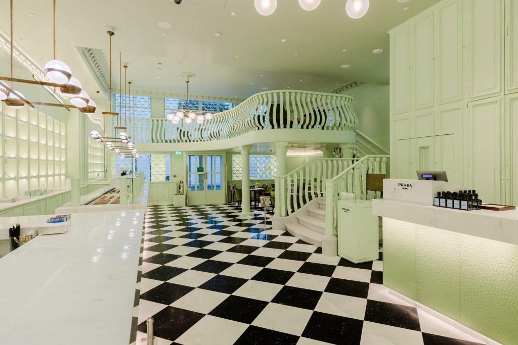prada-caffe-harrods-london-interiors_dezeen_2364_col_4 Prada Caffè impressiona pelo decór coberto de verde menta ; Londres
