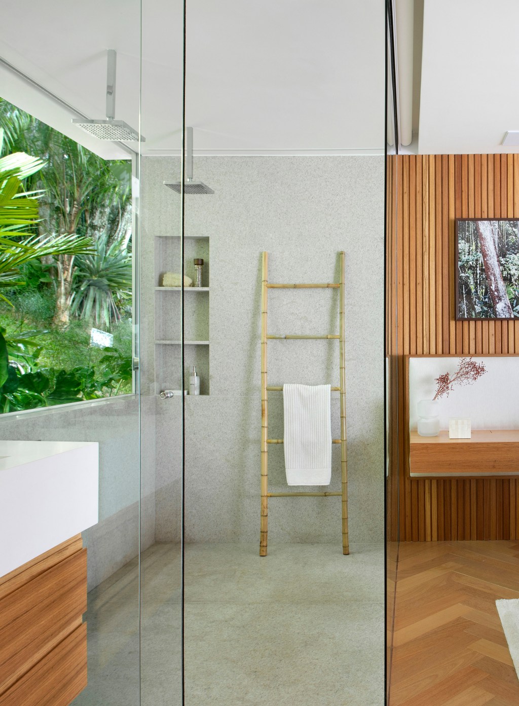 suite-80-m2-tem-clima-de-hotel-cinco-estrelas-credito-anita-soares (10) Suíte de 80 m2 clima hotel cinco estrelas Diego Raposo Manuela Simas decoração jardim banheiro box madeira