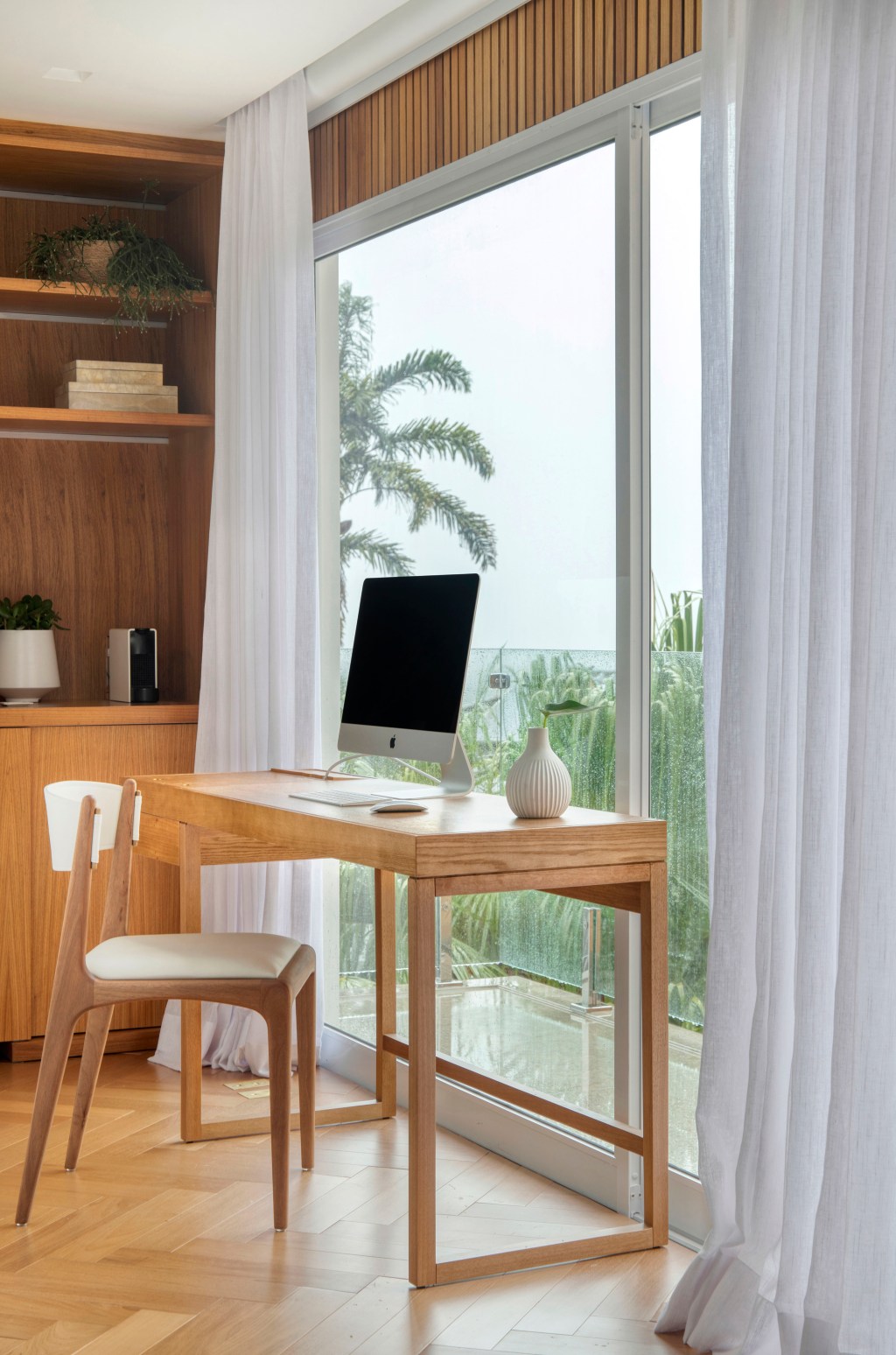 suite-80-m2-tem-clima-de-hotel-cinco-estrelas-credito-anita-soares (14) Suíte de 80 m2 clima hotel cinco estrelas Diego Raposo Manuela Simas decoração home office mesa cadeira madeira