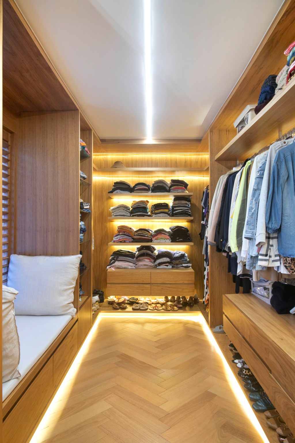 suite-80-m2-tem-clima-de-hotel-cinco-estrelas-credito-anita-soares (18) Suíte de 80 m2 clima hotel cinco estrelas Diego Raposo Manuela Simas decoração closet penteadeira madeira