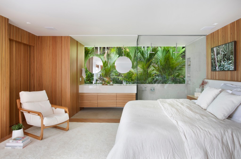 suite-80-m2-tem-clima-de-hotel-cinco-estrelas-credito-anita-soares (2) Suíte de 80 m2 clima hotel cinco estrelas Diego Raposo Manuela Simas decoração banheiro jardim madeira quarto cama cabeceira
