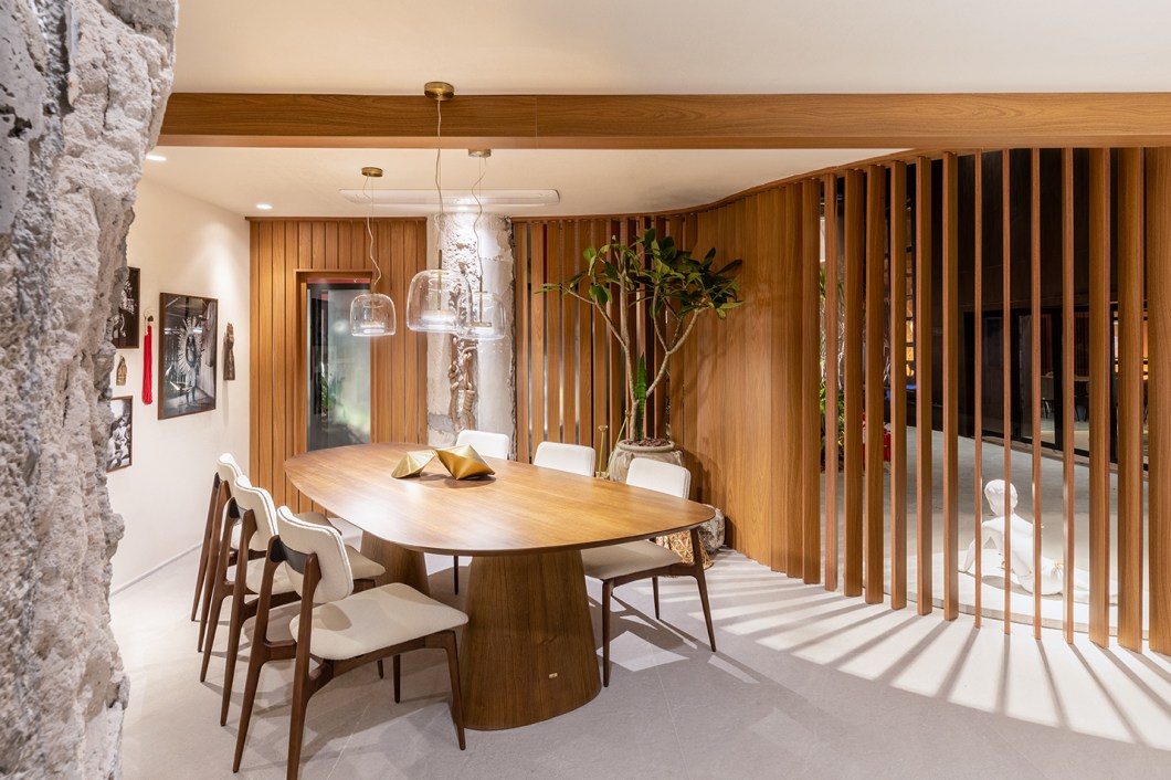 Bruno Moraes - Cozinha Funcional. Em sua estreia na mostra, o arquiteto Bruno Moraes assina um espaço de 75 m² com atmosfera aconchegante e permeado por elementos rústicos. Logo na entrada, os visitantes podem interagir com a fachada de brises de madeira, que abrem e fecham para promover a renovação do ar e ajustar a temperatura e a luminosidade do ambiente. Formas orgânicas na arquitetura e no mobiliário reforçam a sensação de acolhimento, enquanto os elementos brasileiros, como as fotografias feitas por Rogério Fernandes em comunidades indígenas, trazem identidade à decoração. Bruno Moraes - Cozinha Funcional. Em sua estreia na mostra, o arquiteto Bruno Moraes assina um espaço de 75 m² com atmosfera aconchegante e permeado por elementos rústicos. Logo na entrada, os visitantes podem interagir com a fachada de brises de madeira, que abrem e fecham para promover a renovação do ar e ajustar a temperatura e a luminosidade do ambiente. Formas orgânicas na arquitetura e no mobiliário reforçam a sensação de acolhimento, enquanto os elementos brasileiros, como as fotografias feitas por Rogério Fernandes em comunidades indígenas, trazem identidade à decoração.