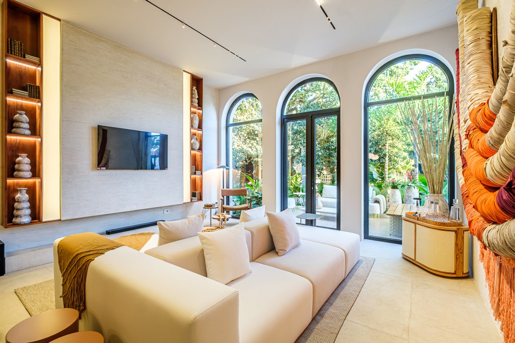 Na Bolívia, loft de 74 m² abraça toda a beleza do estilo mediterrâneo