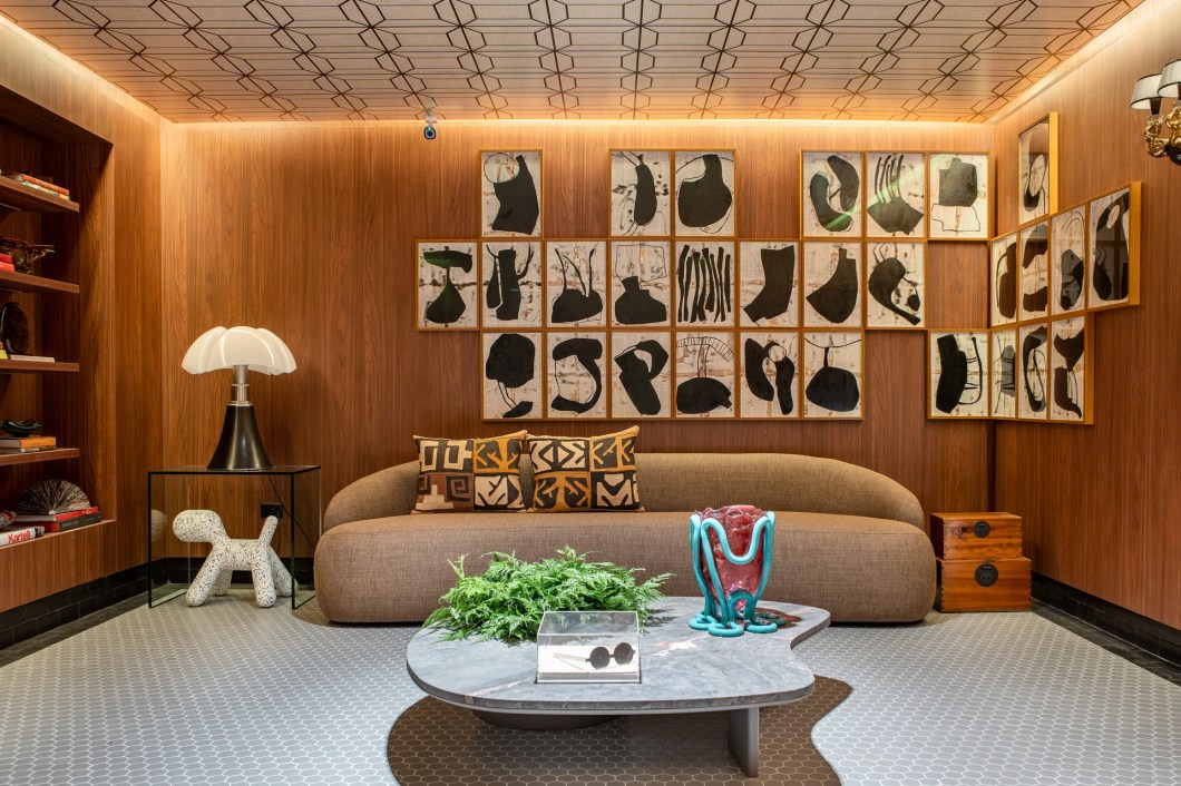 Carlos Navero Arquitetura e Interiores - Hall do colecionador. Concebido para um apaixonado por arte e design, o ambiente de 35 m² do arquiteto Carlos Navero ganha sofisticação graças a um cuidadoso garimpo de obras, que inclui o vaso de Gaetano Pesce, a escultura de Sônia Menna Barreto e a pintura de Luiz Martins. O acervo fica exposto num ambiente definido pelas composições marcantes: mix de texturas, mobiliário assinado e revestimentos com personalidade, em especial o piso de pastilha cerâmica hexagonal e o papel de parede geométrico aplicado ao teto. Carlos Navero Arquitetura e Interiores - Hall do colecionador. Concebido para um apaixonado por arte e design, o ambiente de 35 m² do arquiteto Carlos Navero ganha sofisticação graças a um cuidadoso garimpo de obras, que inclui o vaso de Gaetano Pesce, a escultura de Sônia Menna Barreto e a pintura de Luiz Martins. O acervo fica exposto num ambiente definido pelas composições marcantes: mix de texturas, mobiliário assinado e revestimentos com personalidade, em especial o piso de pastilha cerâmica hexagonal e o papel de parede geométrico aplicado ao teto.