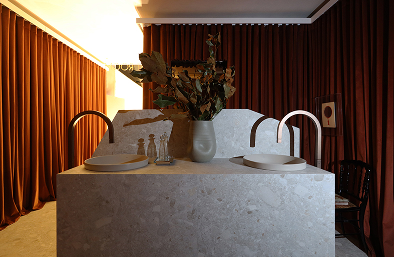Dani Vit Arquitetura - Rest Room. A área de descanso para os visitantes da mostra, com fraldário e banheiros unissex, soma 30 m². Segundo a arquiteta Dani Vit, o ambiente é um convite à pausa, iluminado de modo a garantir o clima intimista e a privacidade. No canto reservado a cuidar dos bebês, a profissional escolheu uma paleta clara e instalou um espelho no teto para os pequenos se olharem enquanto os pais os trocam. Protagonistas do ambiente, as cortinas de veludo bordô envolvem a bancada e criam uma atmosfera sensorial graças às ondulações suaves e ao toque macio. Dani Vit Arquitetura - Rest Room. A área de descanso para os visitantes da mostra, com fraldário e banheiros unissex, soma 30 m². Segundo a arquiteta Dani Vit, o ambiente é um convite à pausa, iluminado de modo a garantir o clima intimista e a privacidade. No canto reservado a cuidar dos bebês, a profissional escolheu uma paleta clara e instalou um espelho no teto para os pequenos se olharem enquanto os pais os trocam. Protagonistas do ambiente, as cortinas de veludo bordô envolvem a bancada e criam uma atmosfera sensorial graças às ondulações suaves e ao toque macio.